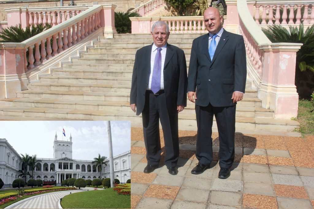 „Rektor IUT-a u društvu sa Peterom M. Tasom, ispred predsjedničke Palate u Asuncionu, Paragvaj, maj 2015.g.“