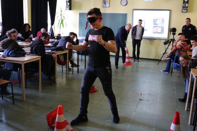 Predstavnici Saobraćajnog Fakulteta Travnik Izvršili Edukaciju Mladih O Opasnostima U Saobraćaju