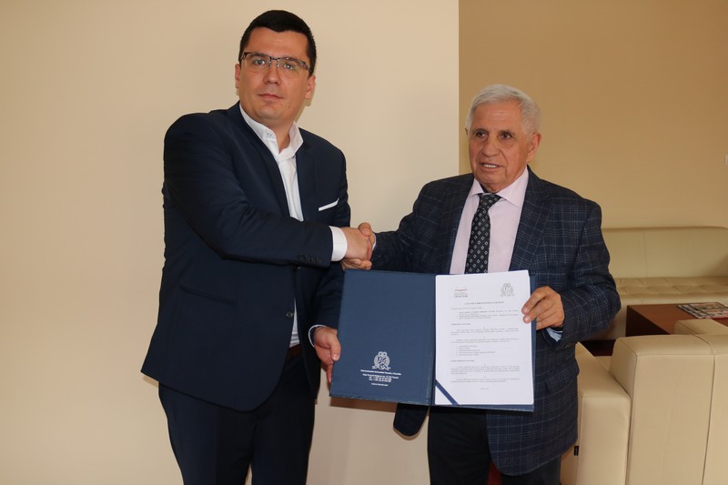 Potpisan Ugovor O Bibliotečkoj Saradnji Između Internacionalnog Univerziteta Travnik I JU Gradska Biblioteka Travnik