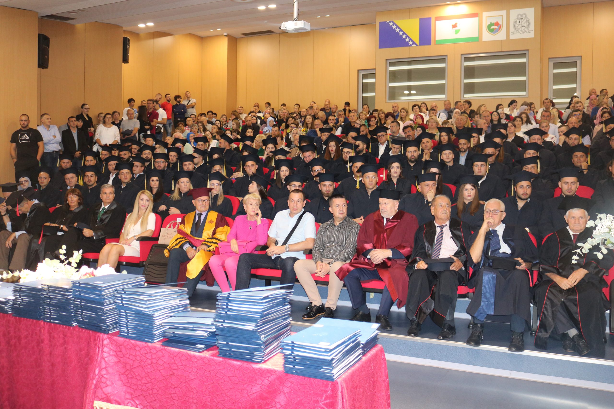 Dodijeljene Diplome Doktorantima, Magistrantima I Diplomantima Internacionalnog Univerziteta Travnik